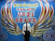 双排键电子琴亮相“第十四届CCTV青年歌手电视大奖赛”合唱比赛现场 